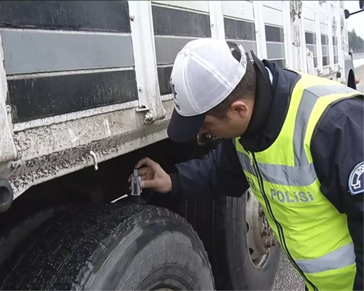 Emniyet, 98 Bin 48 Araç Üzerinde Lastik ve Donanım Kontrolü Yaptı