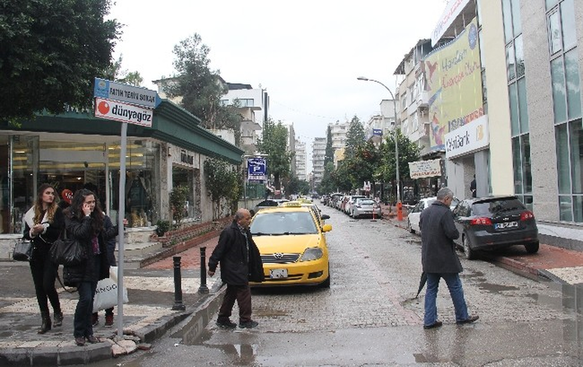 Adana\'da "Başkan Adayları Giremez" Pankartı Kaldırıldı