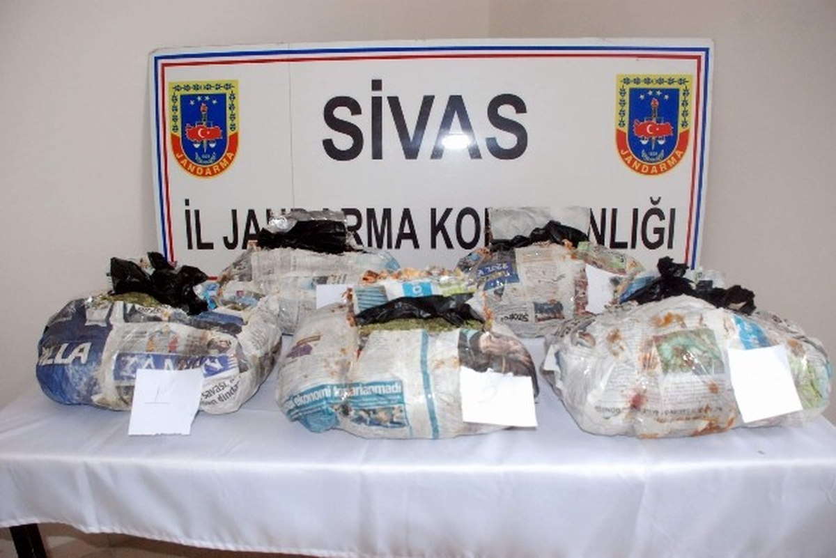 Gürün\'de 8 Bin 150 Paket Kaçak Sigara Ele Geçirildi