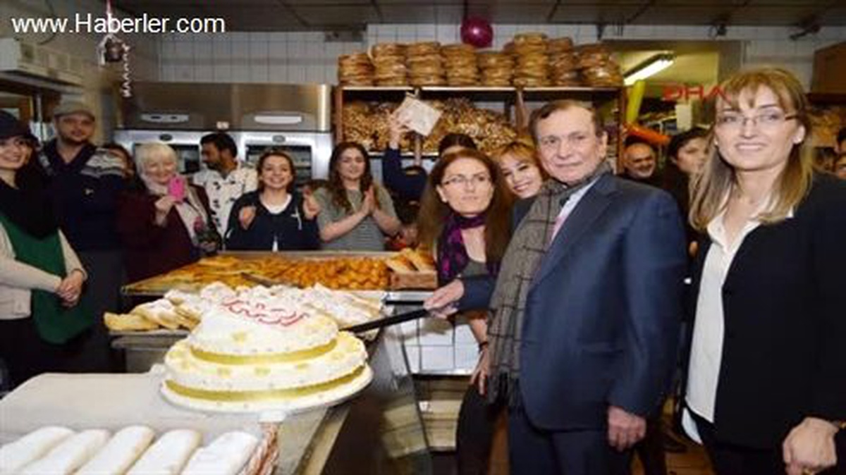 İngiltere\'nin İlk Türk Pastane ve Supermarketinden Kutlama