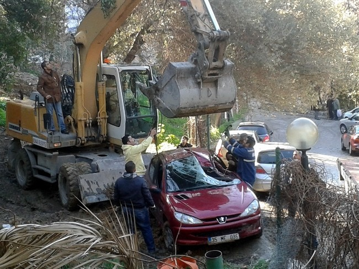 İzmir\'de Heyelanda Sürüklenen Araç İş Makinesi ile Kaldırıldı