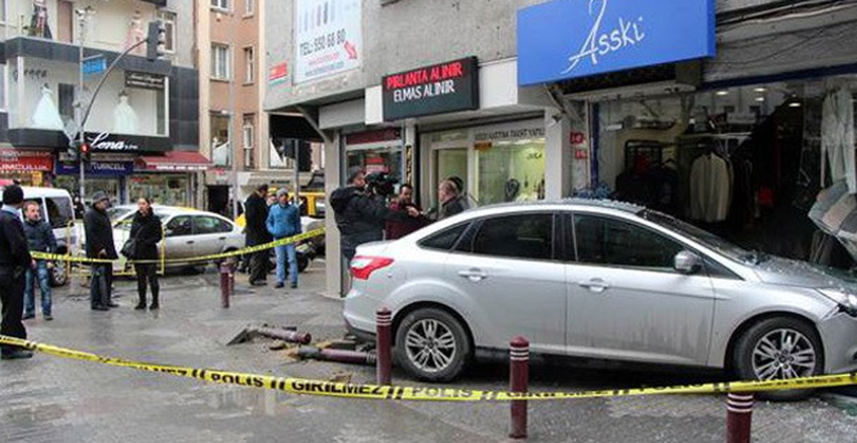 Sürücü Fren Yerine Gaza Basınca Aracıyla Dükkana Girdi