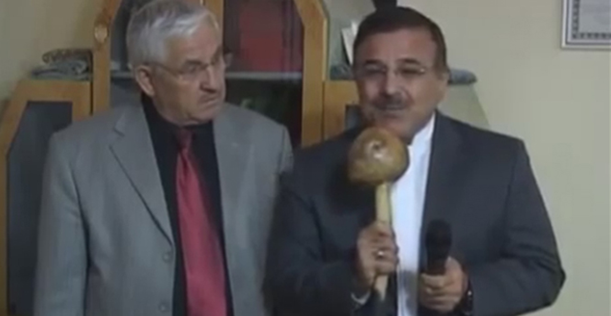 Mikrofon Diye Kabağa Konuştu