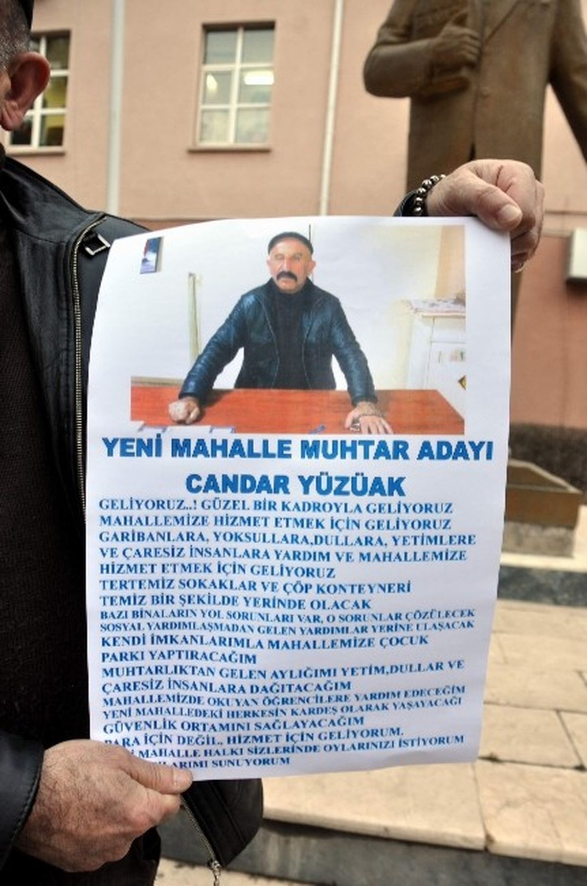 Suşehri\'nde Muhtar Adayının Vaatleri Görenleri Şaşırtıyor