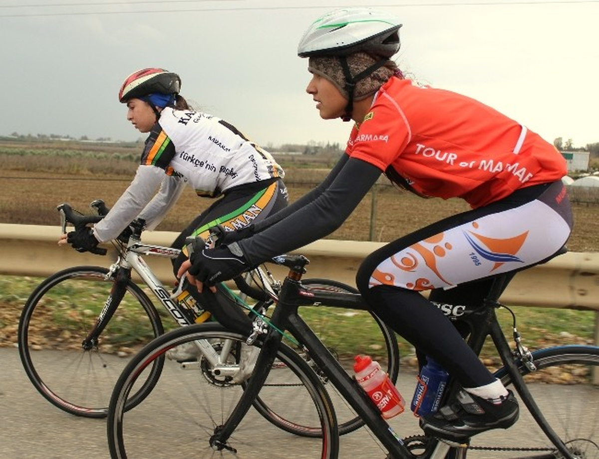 On Bisiklet Sporcusu Antalya-Alanya Yolunda Pedal Çevirdi