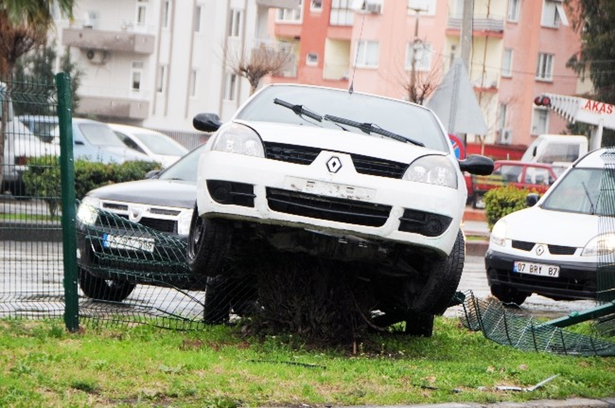 Antalya\'da Otomobil Ağaç Kütüğünde Asılı Kaldı