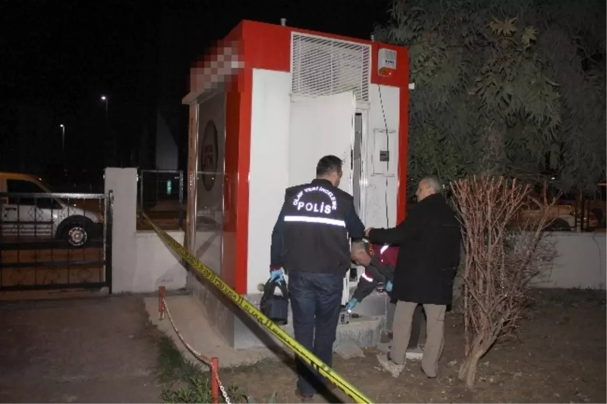 Polislerin Oturduğu Sitenin Bahçesindeki Atm\'yi Soymaya Kalkan 5 Kişi Yakalandı