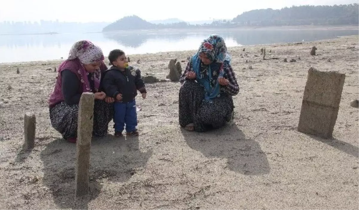 Suyun Çekilmesiyle Göldeki Mezarlık Ortaya Çıktı