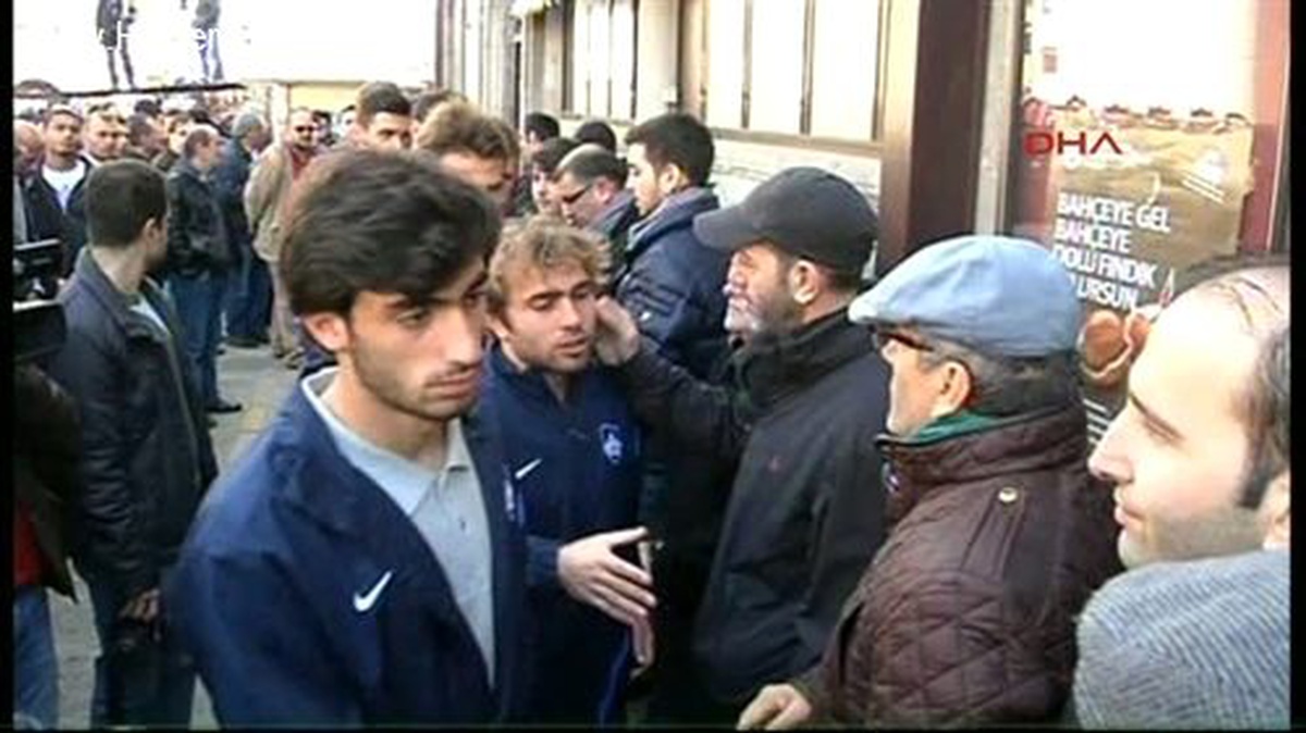 Trabzonspor Teknik Direktörü Mustafa Akçay\'ın Annesi Hayriye Akçay Son Yolculuğuna Uğurlanıyor