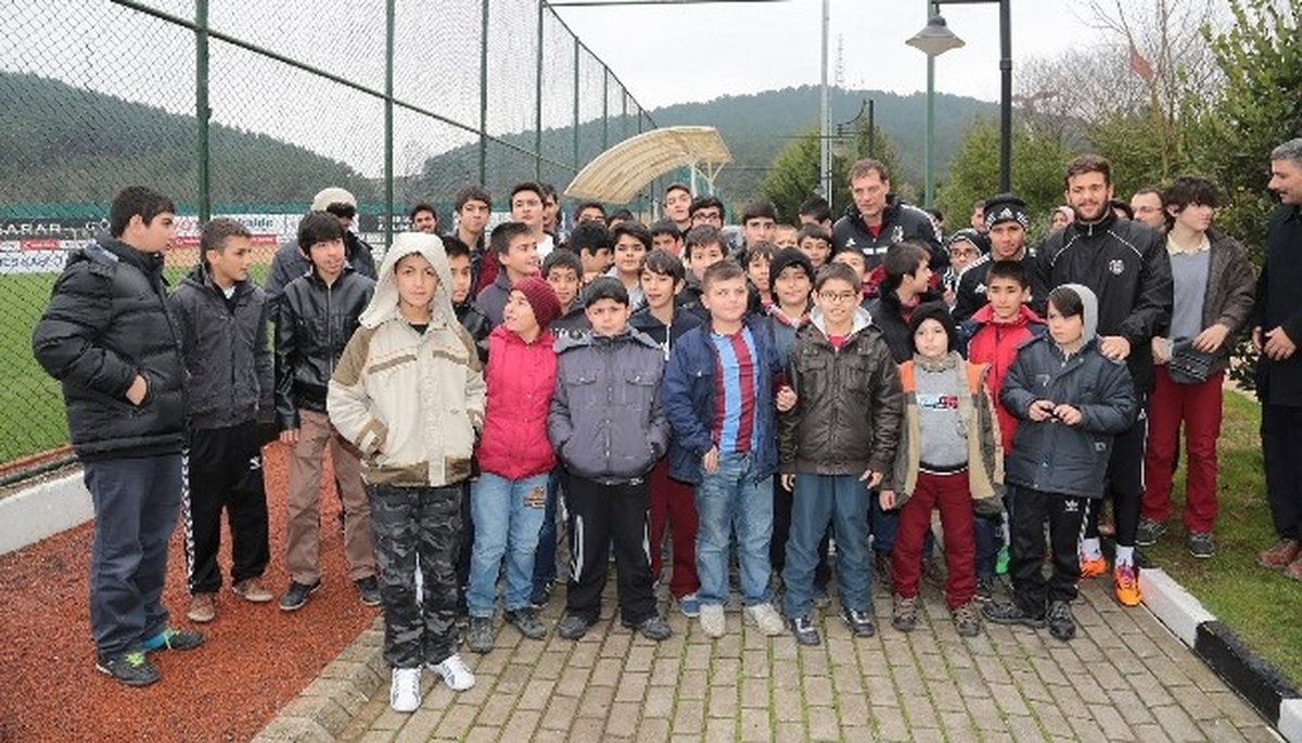 Ümraniyeli Çocuklardan Beşiktaşlı Futbolculara Ziyaret