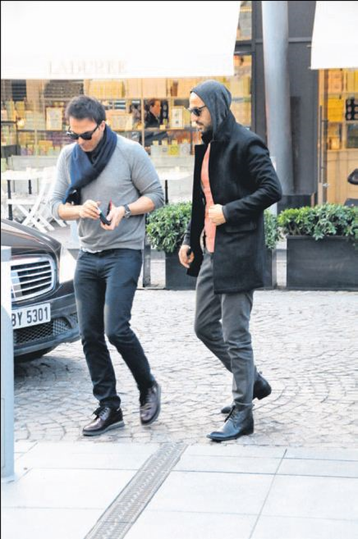 Soner Sarıkabadayı Arkadaşıyla Alışveriş Yaptı