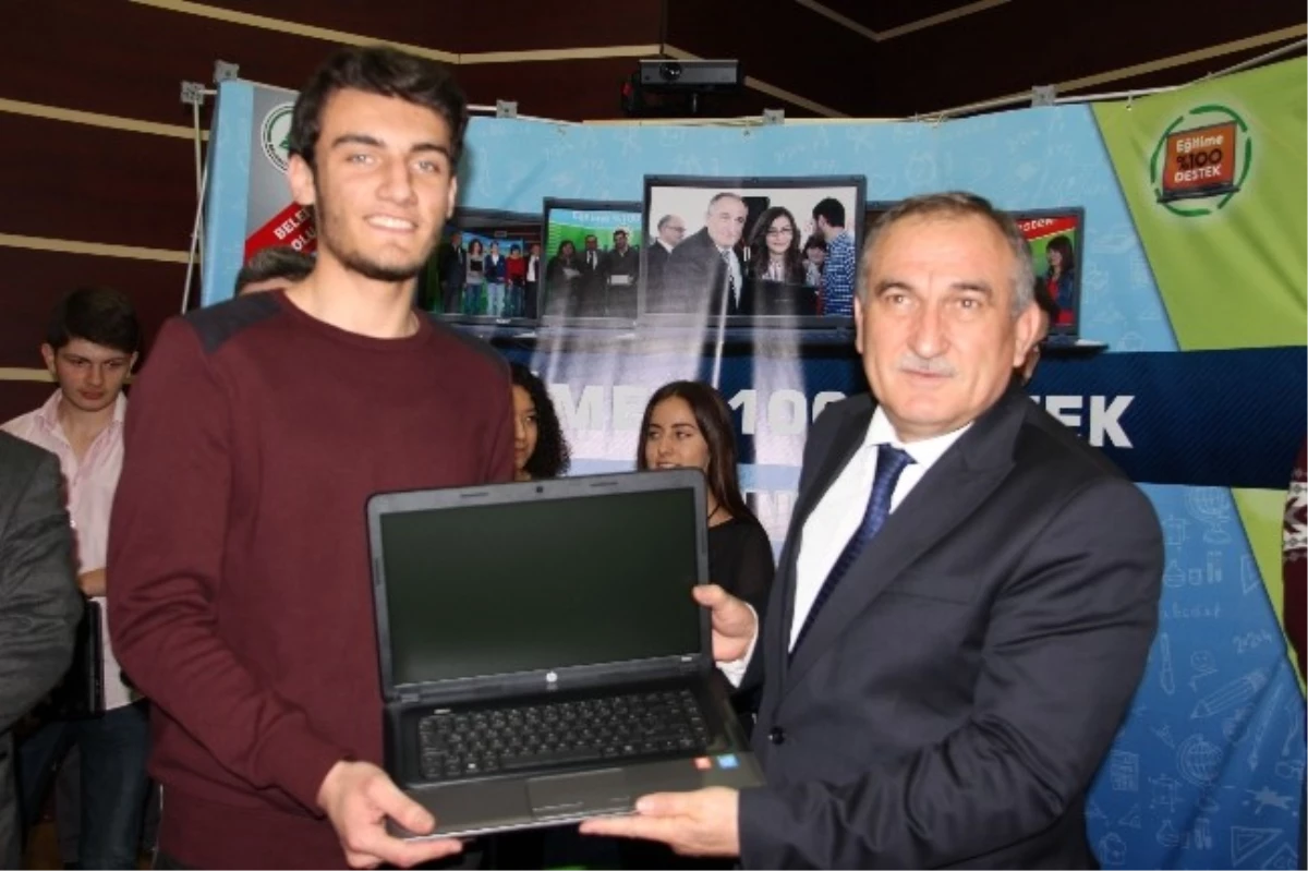 Bolu\'da Bin 10 Üniversiteliye Laptop Dağıtıldı