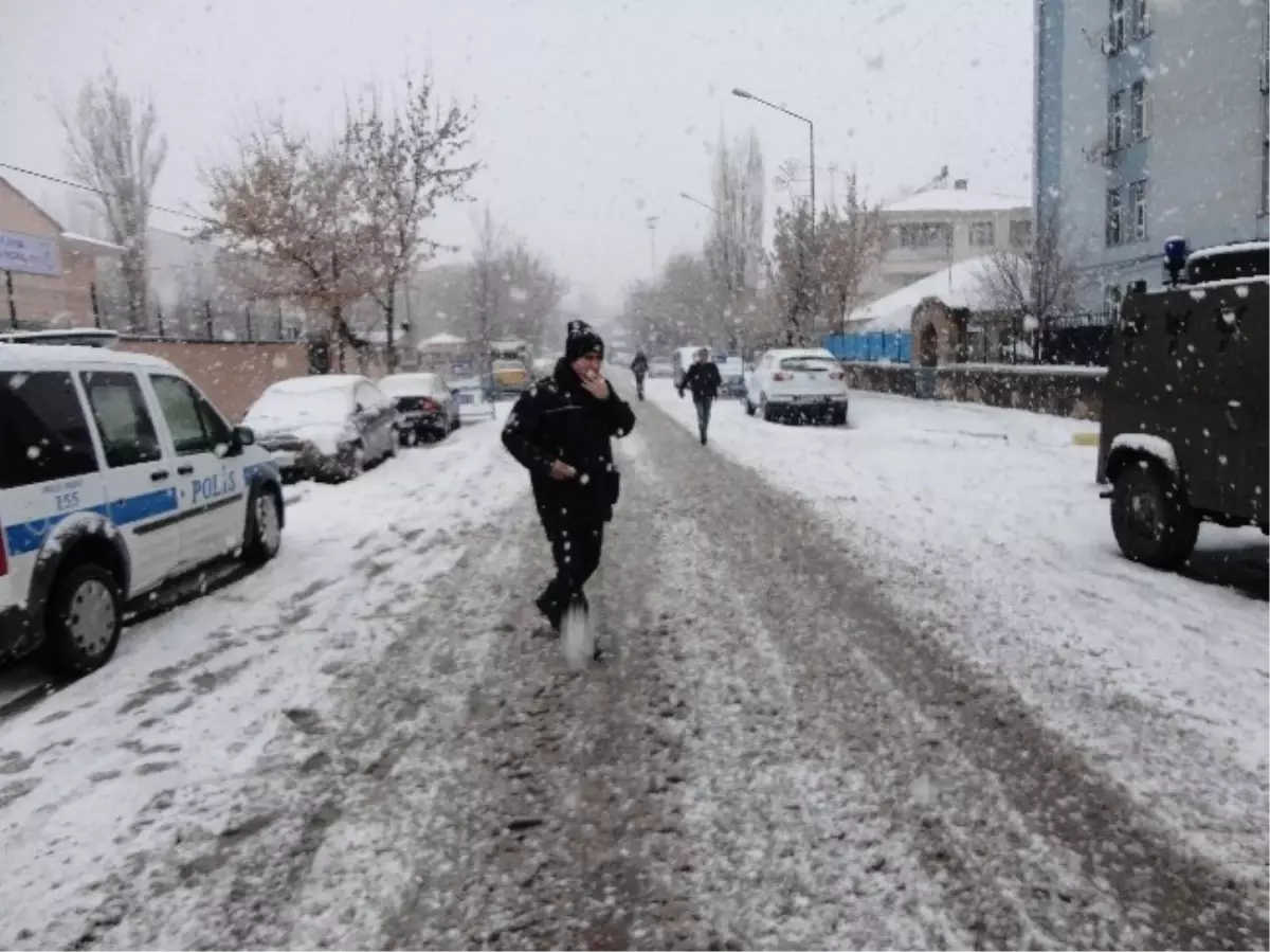 Bulanık\'ta Yoğun Kar Yağışı