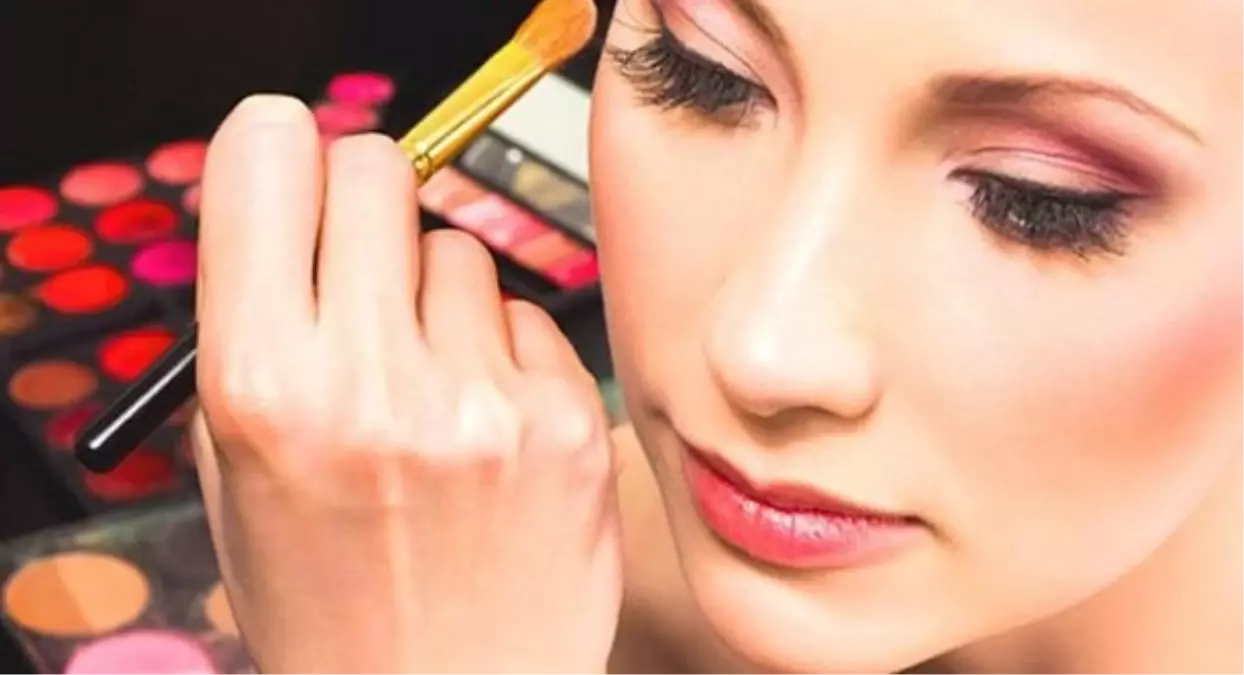 Genç Kızlara Uyarısı: Makyaj Yapmayın