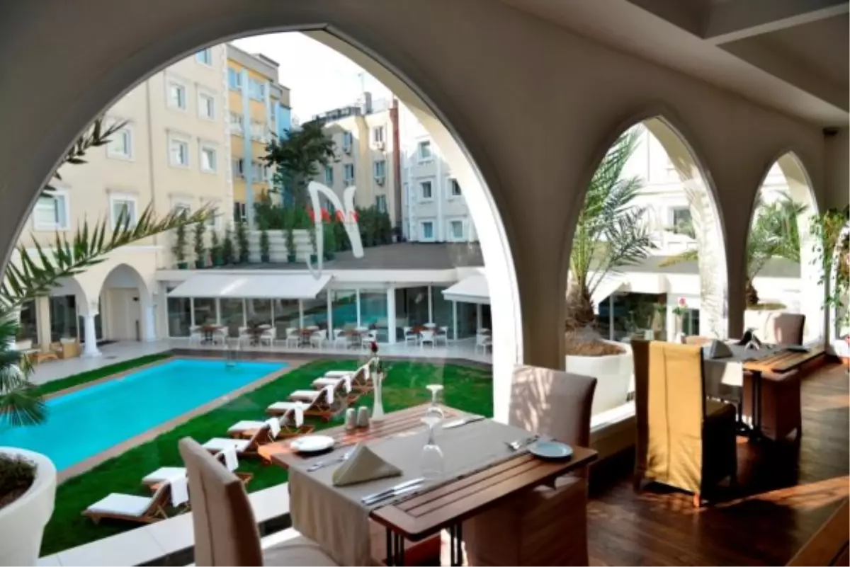 Holıday Inn İstanbul Cıty\'de Romantik Sevgililer Günü Yemeği