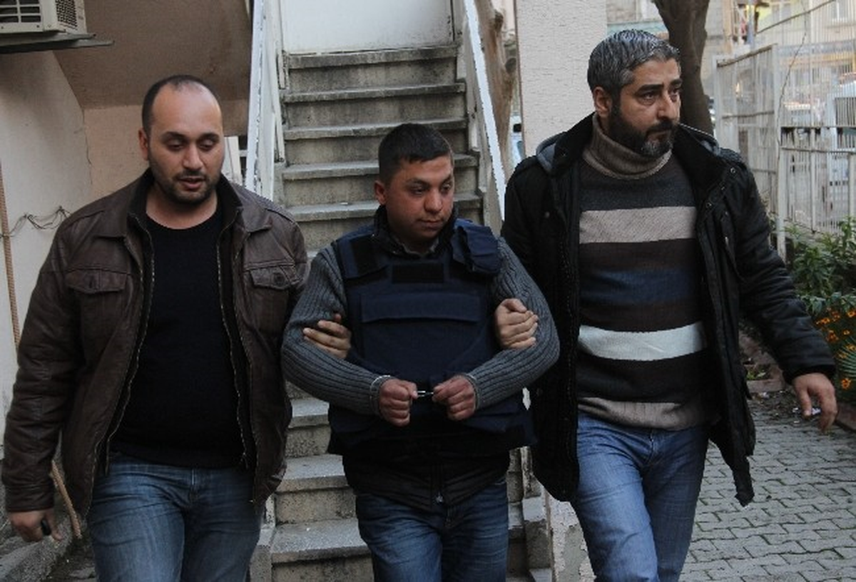 İşe Gitmesini İstemediği Kız Kardeşini Silahla Yaraladı