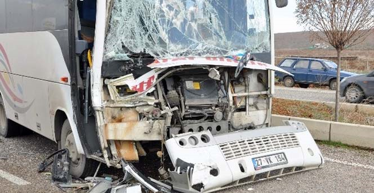 İslahiye\'de Midibüs Tır\'a Çarptı: 4 Yaralı