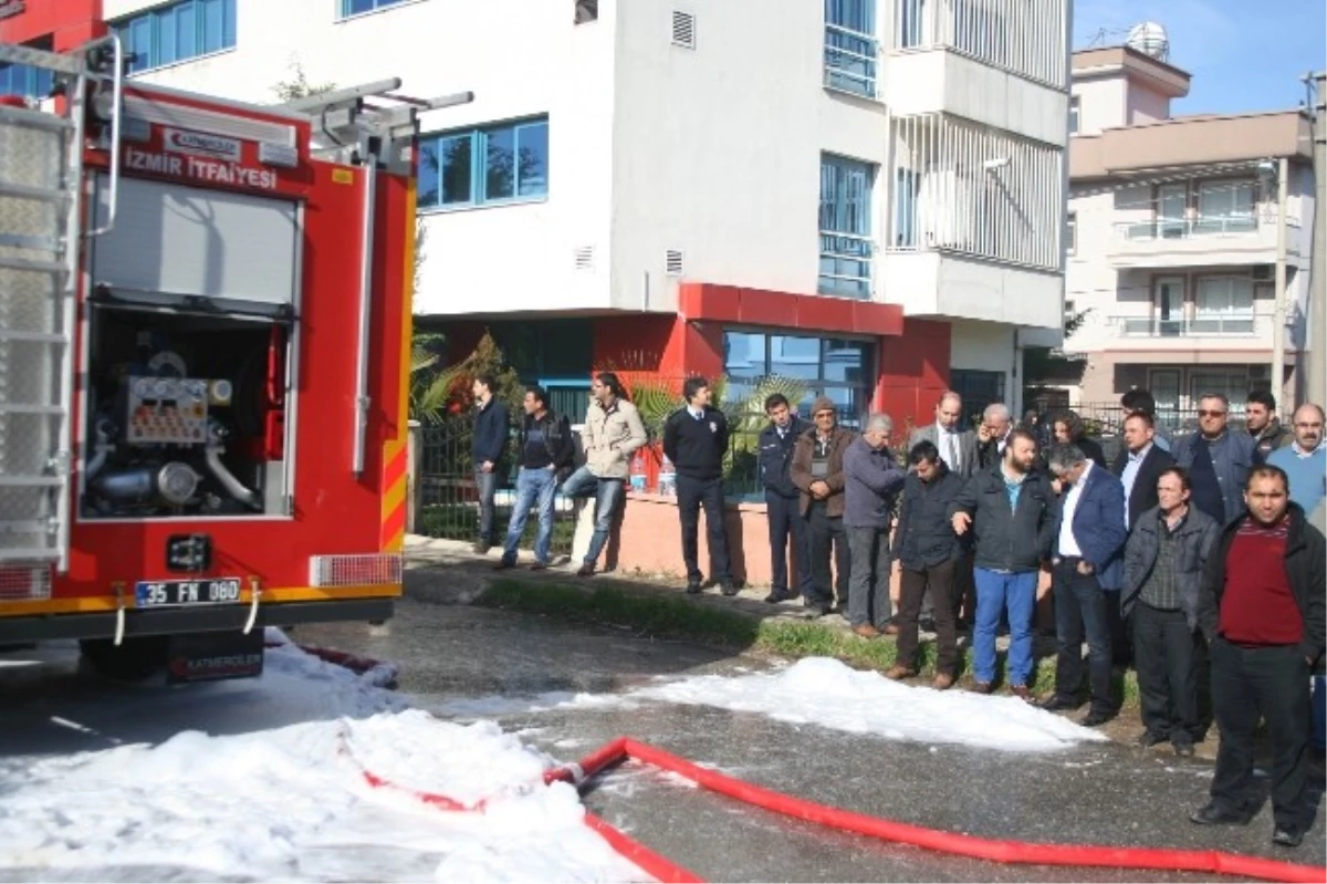 İzmir\'de Mobilya İmalathanesinde Yangın Çıktı