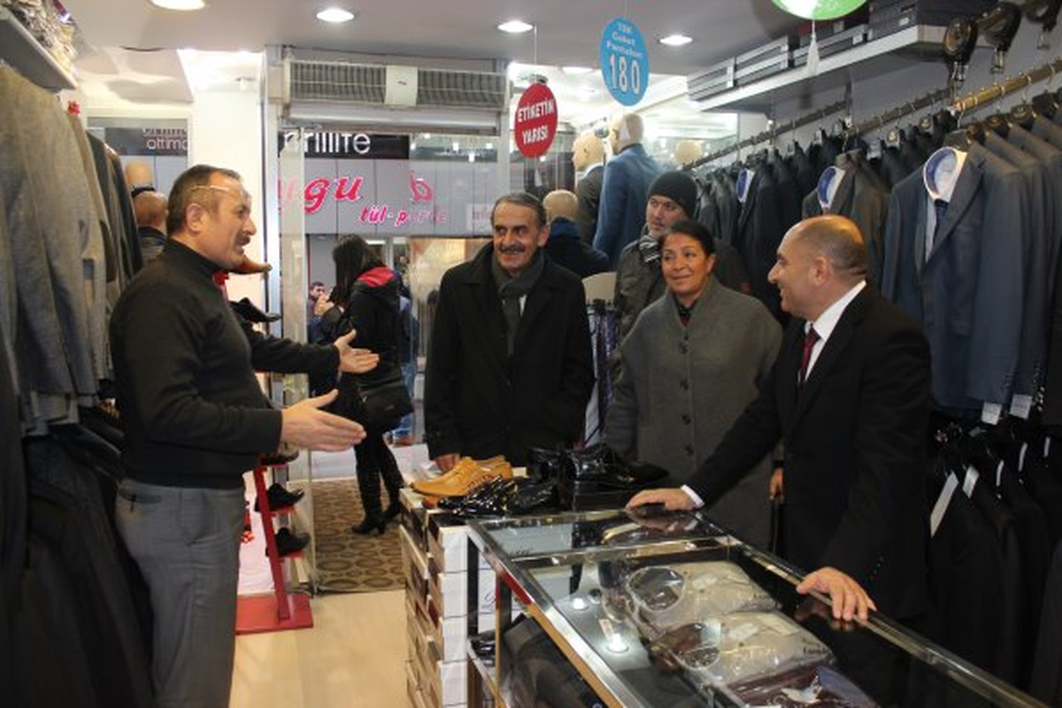 İzmit Çarşı Esnafı, Belediyeyi Tahsin Tarhan\'a Şikayet Etti