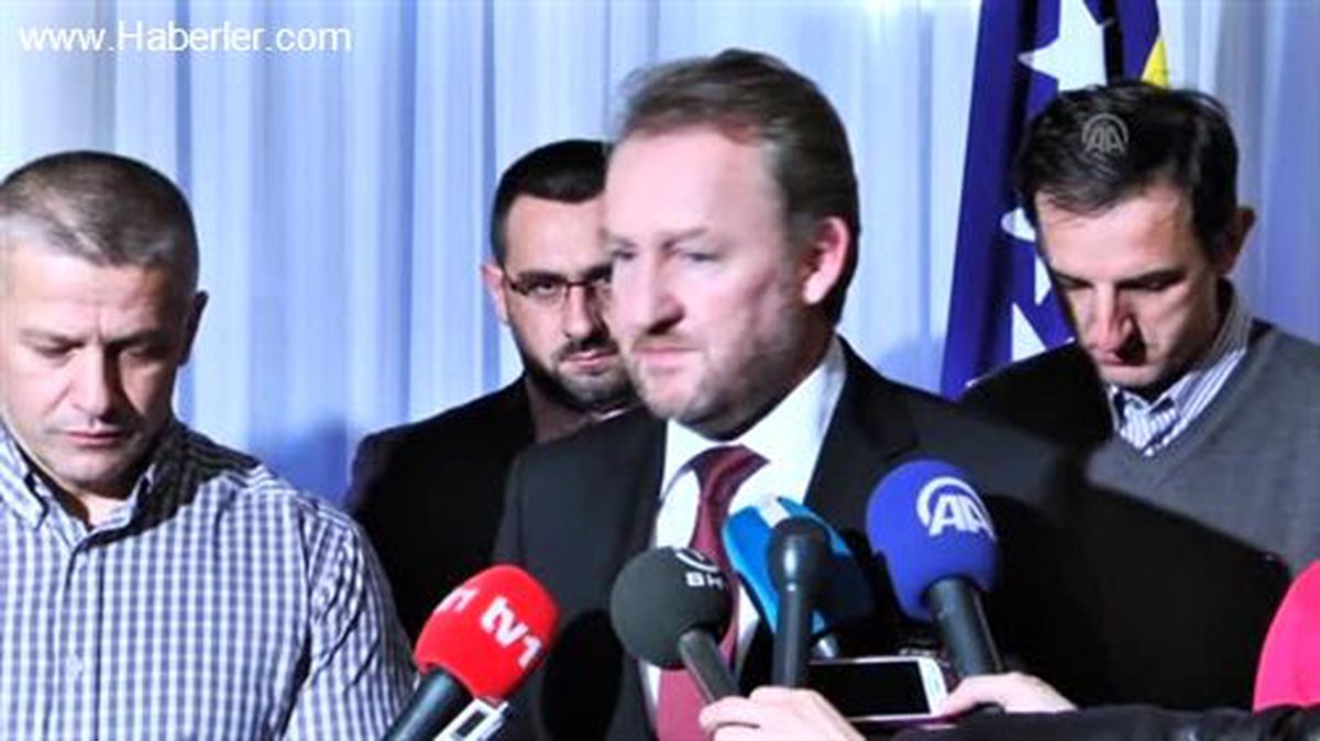 İzzetbegoviç\'ten \'\'efsane komutan\'\' Oriç\'e destek -