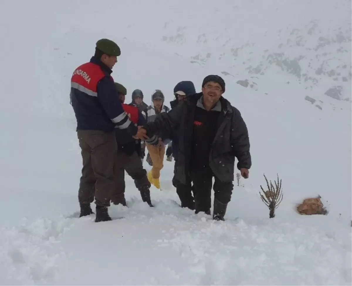 Kar Yolları Kapatınca Yaylada Mahsur Kaldılar