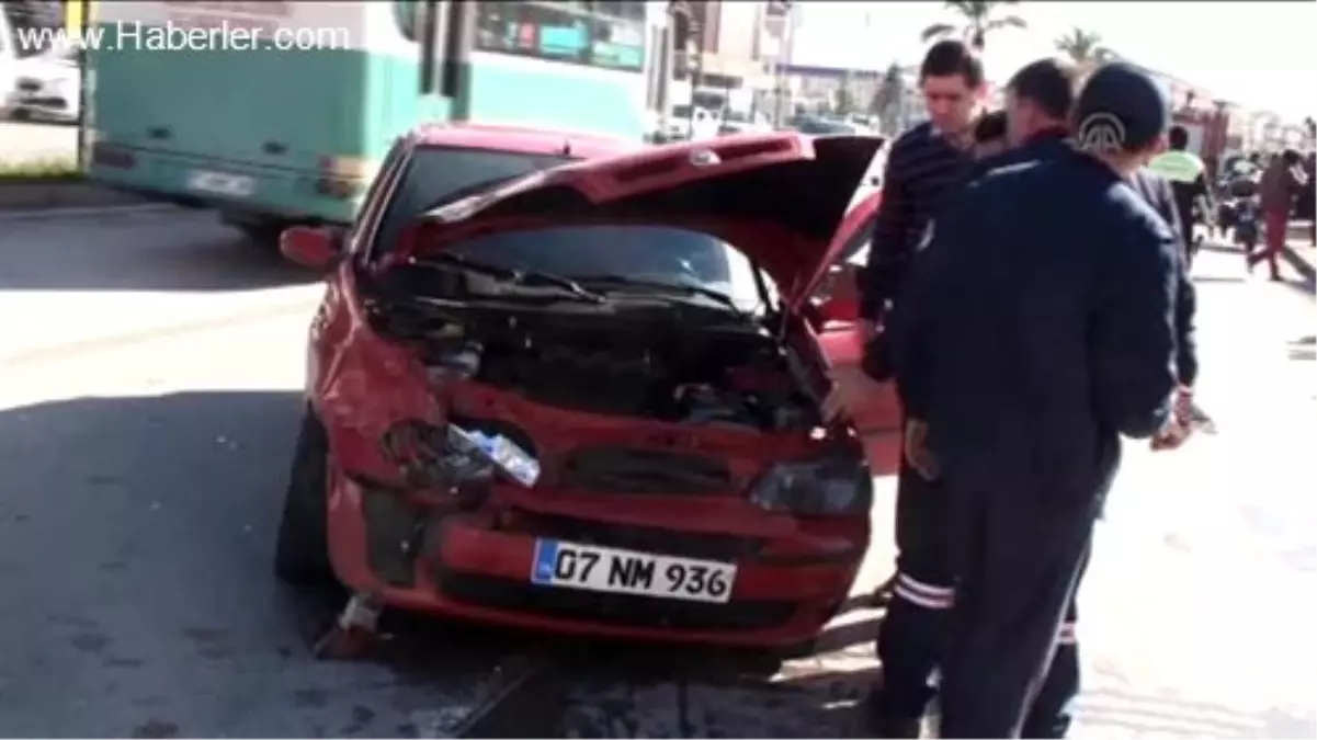 Kaza yapan sürücü, otomobilini bırakıp kaçtı -