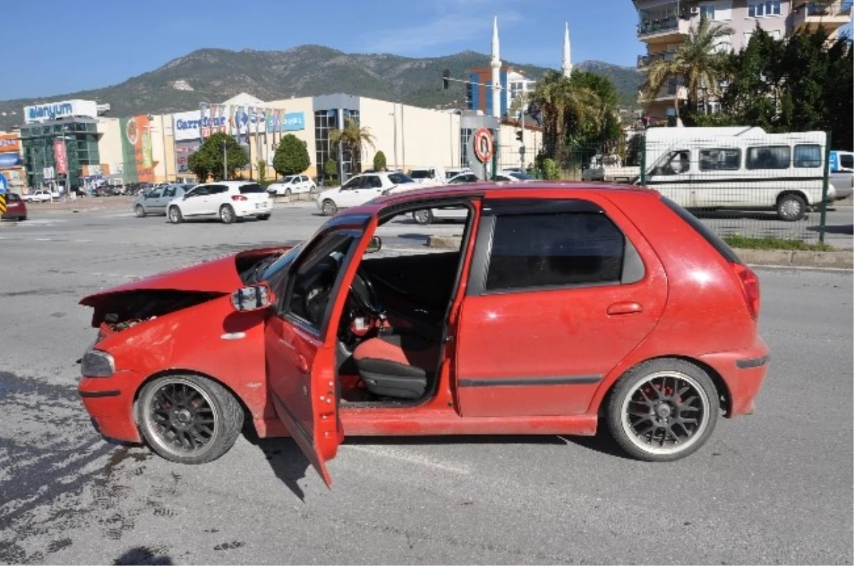 Kazaya Neden Olan Sürücü Otomobilini Bırakıp Kaçtı