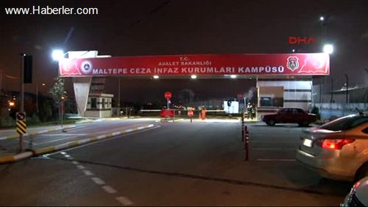MHP Esenyurt\'taki Seçim İrtibat Bürosu Önünde MHP Basın Danışmanı Cengiz Akyıldız\'ın Ölümüyle...