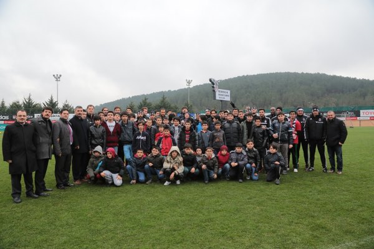 Ümraniyeli Çocuklardan Beşiktaşlı Futbolculara Ziyaret