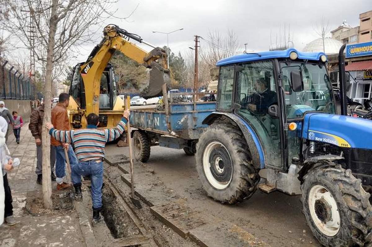 Siirt\'te Yağmur Sonrası Izgaralar Temizlendi