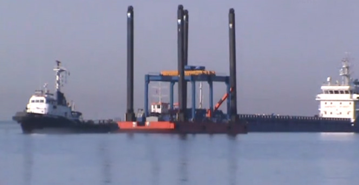 Zonguldak\'ta Doğalgaz Boru Döşeme Dubası Kıyıya Vurdu