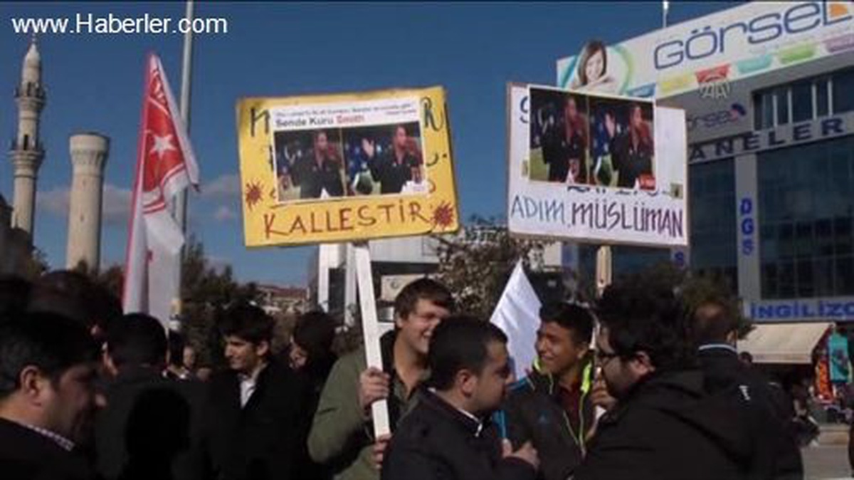 ABD\'de Kur\'an-ı Kerim\'in yere atılmasına tepkiler -