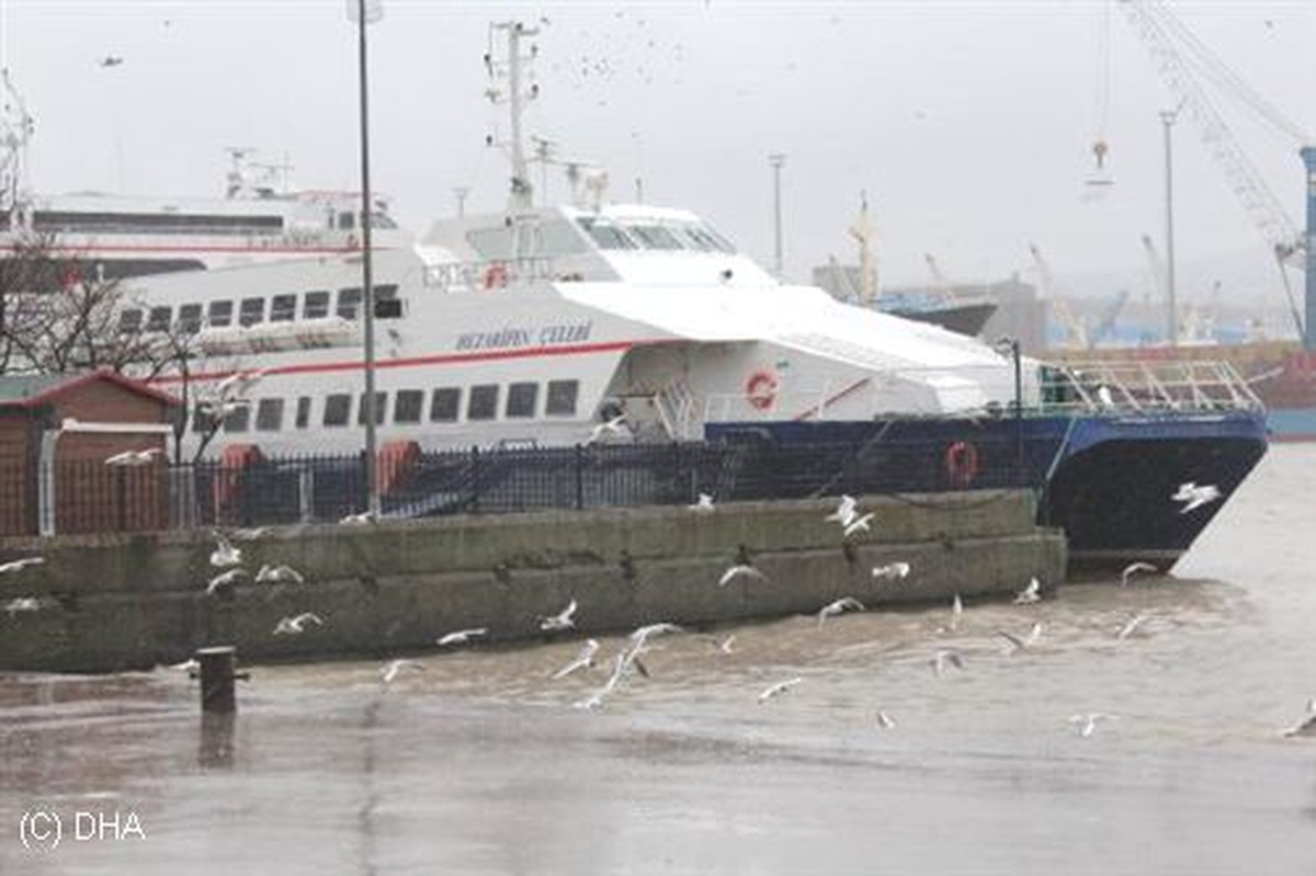 Bandırma\'da Rüzgar Deniz Ulaşımını Aksattı
