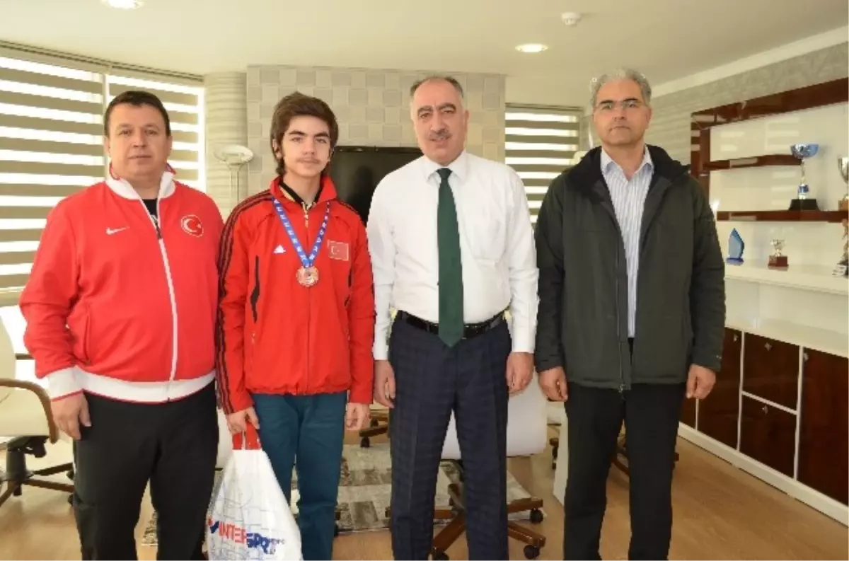 Başarılı Eskrimciler Ödüllendirildi