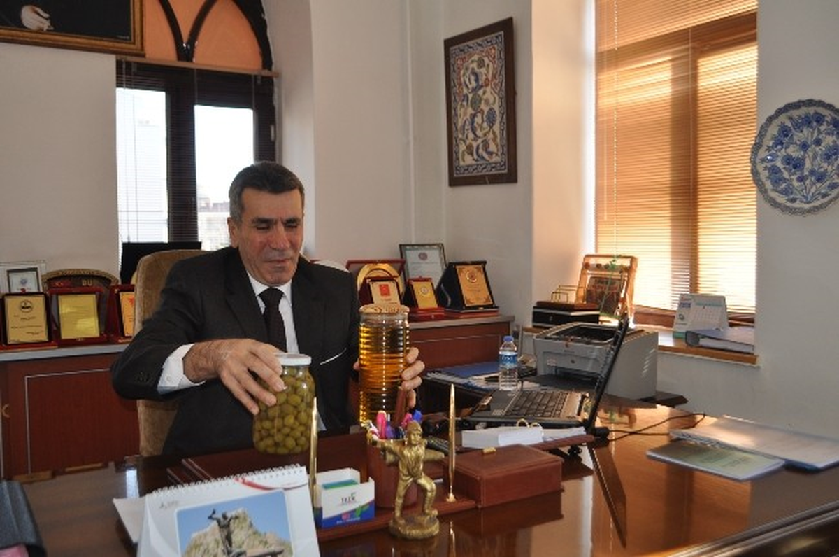 Demirci\'de Önder Çiftçinin Fidanları Hasat Verdi
