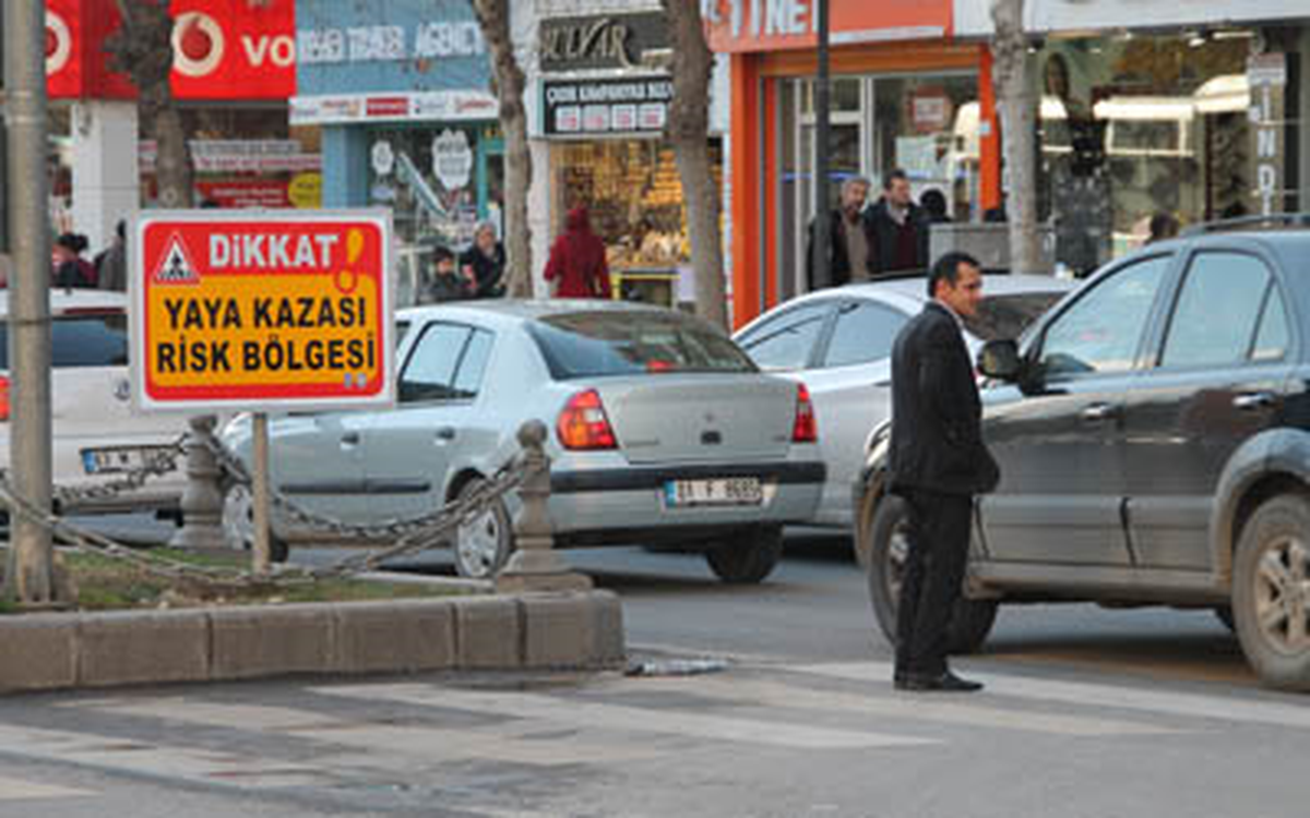 Fakıbaba\'nın Acziyetini Yüzüne Vuran Tabelalar