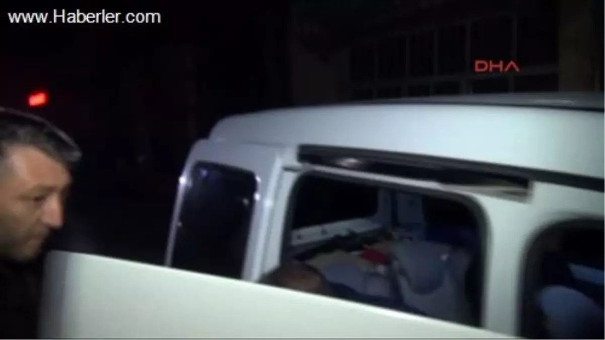 Gece Bekçisi Boğuşarak Etkisiz Hale Getirdiği Hırsızı Polise Teslim Etti