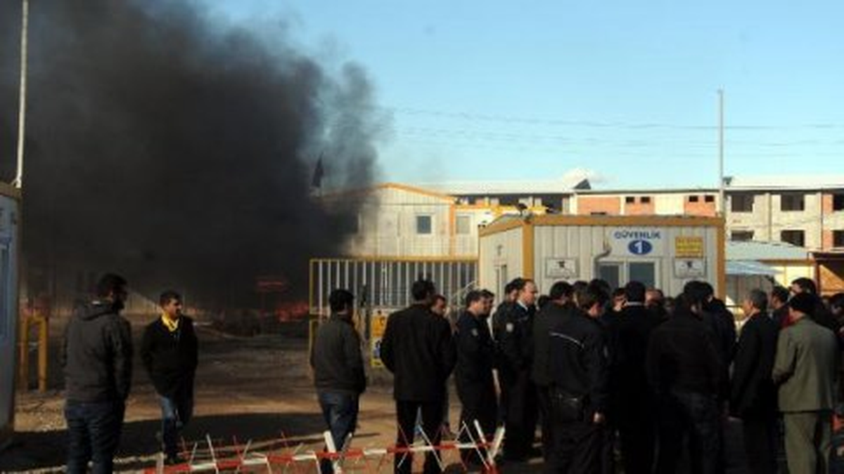 Görüntülü) Ücret Alamayan Taşeron İşçiler Lastik Yakıp Eylem Yaptı