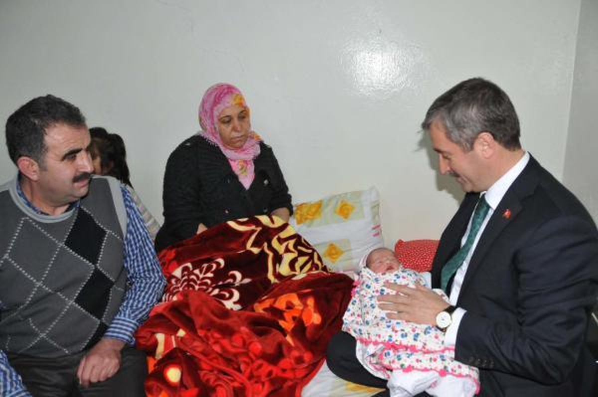 Görüntülü) Yeni Doğan Bebeğine, 2 Yıl Önce Ölen Kızı Elif\'in Adını Verdi