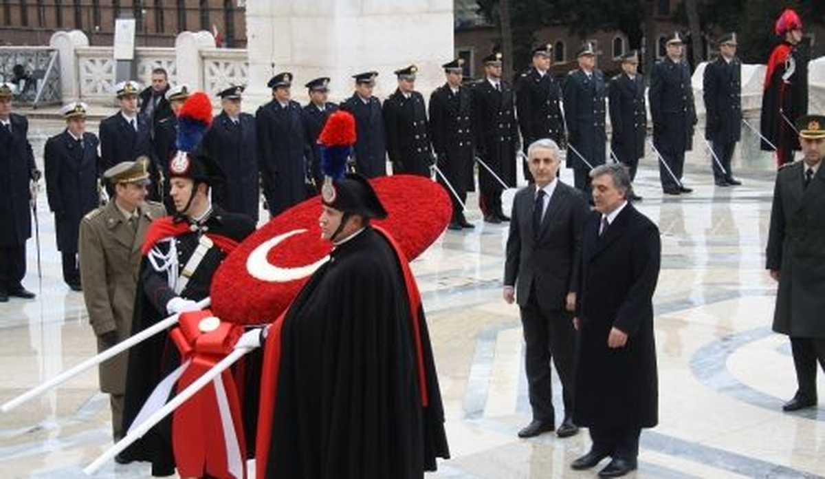 Gül, Meçhul Asker Anıtı\'na Çelenk Koydu