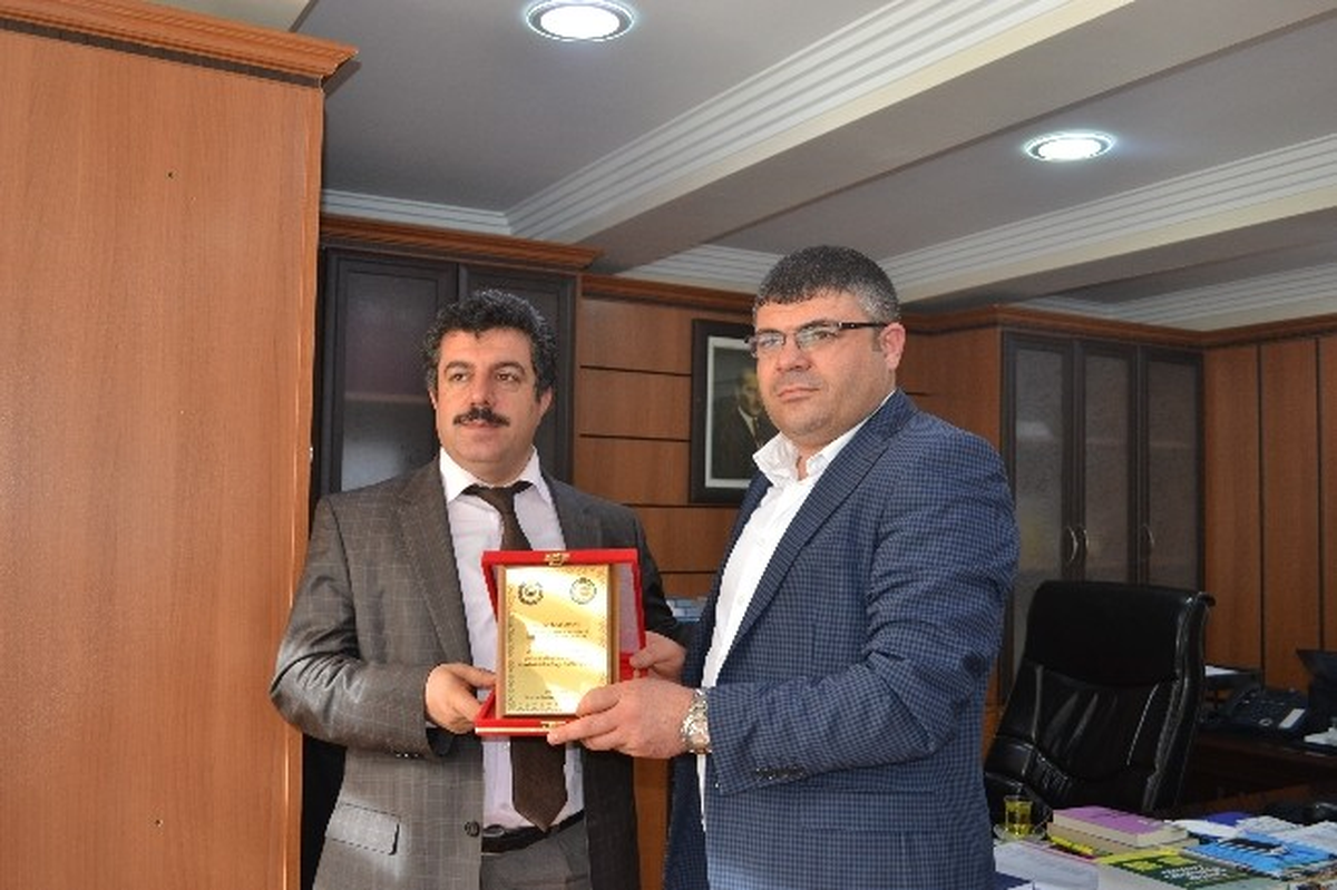 Hizmet İş Sendikası\'ndan Toplu İş Sözleşmesine Katkı Sağlayan Yöneticilerine Plaket