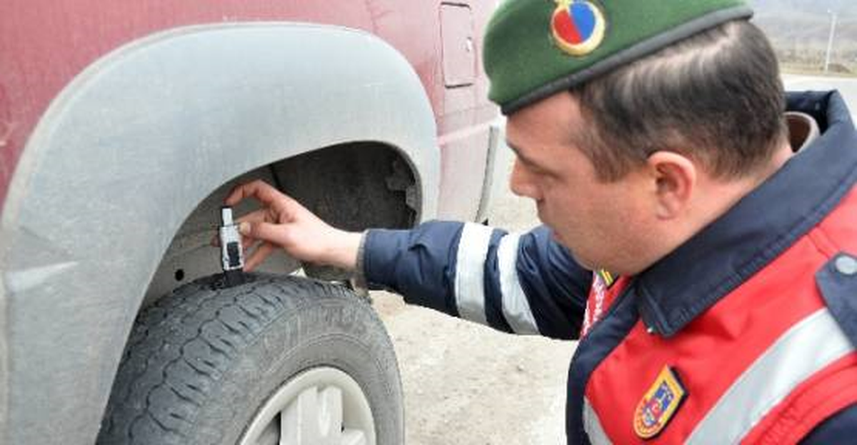 Jandarma, Kış Lastiği İncelemesi Yapıyor