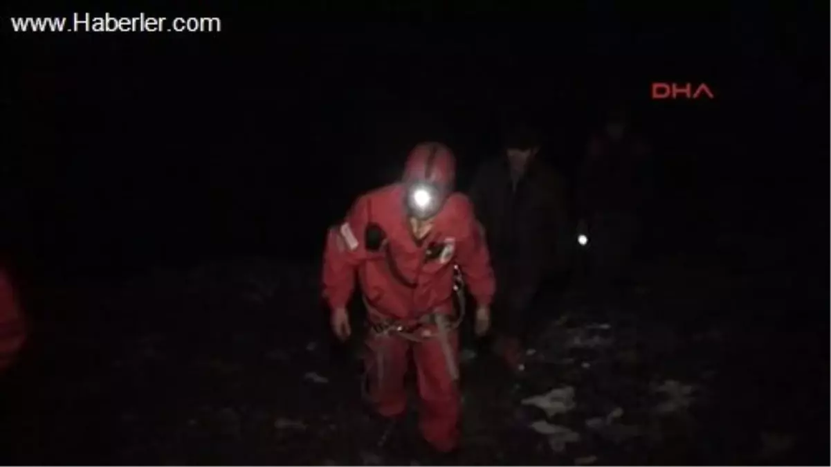 Kayalıklarda Mahsur Kalan Keçiler Gece Yarısı Kurtarıldı