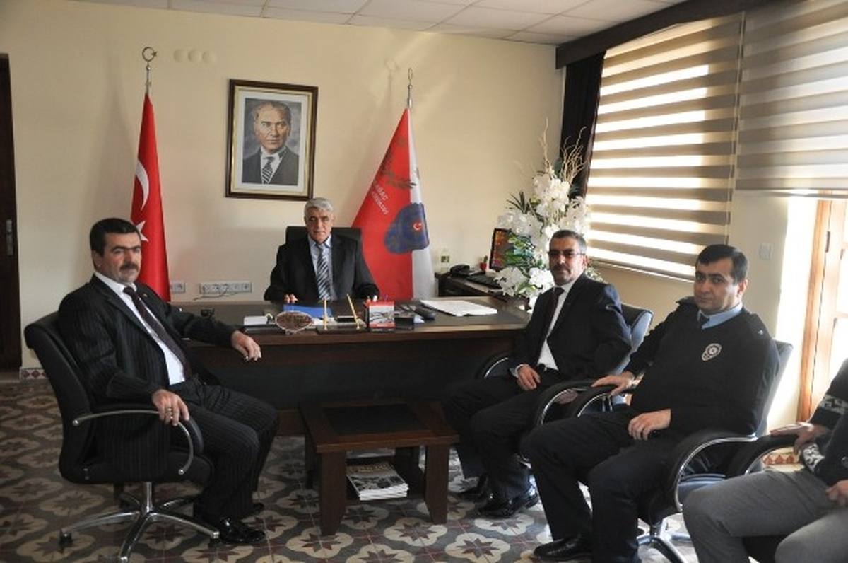 Kırkağaç\'ta MHP\'den Emniyet Müdürü Uysal\'a Ziyaret