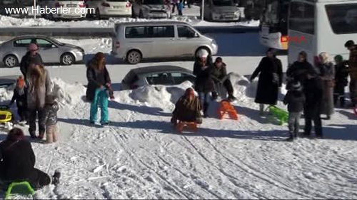 Kızakla Kayarak Eğlendiler