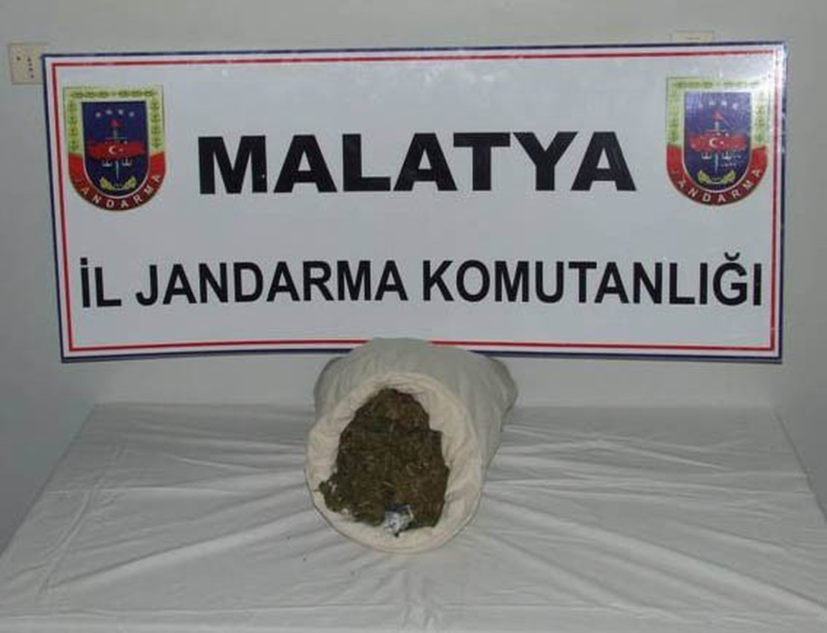 Malatya\'da Esrar ve Kaçak Sigara Ele Geçirildi