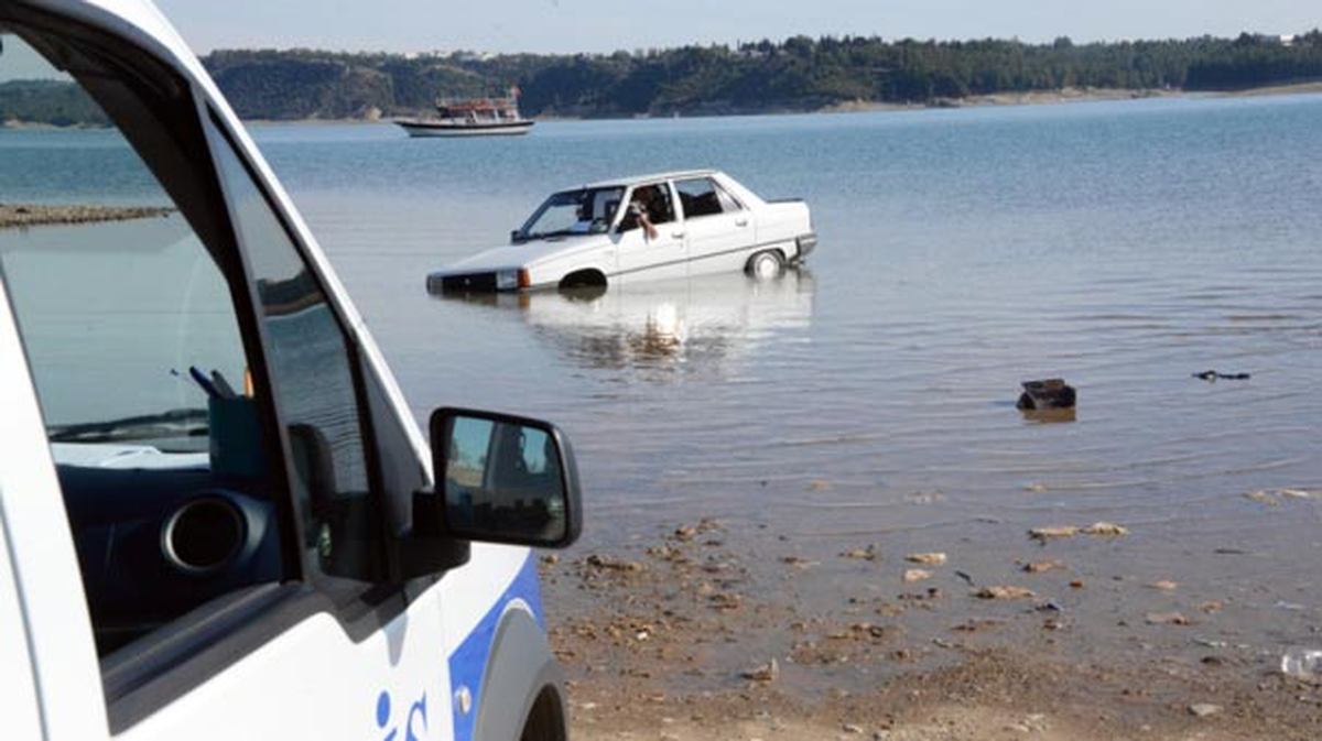 Otomobille Gezinti Yapan Çift Gölde Mahsur Kaldı