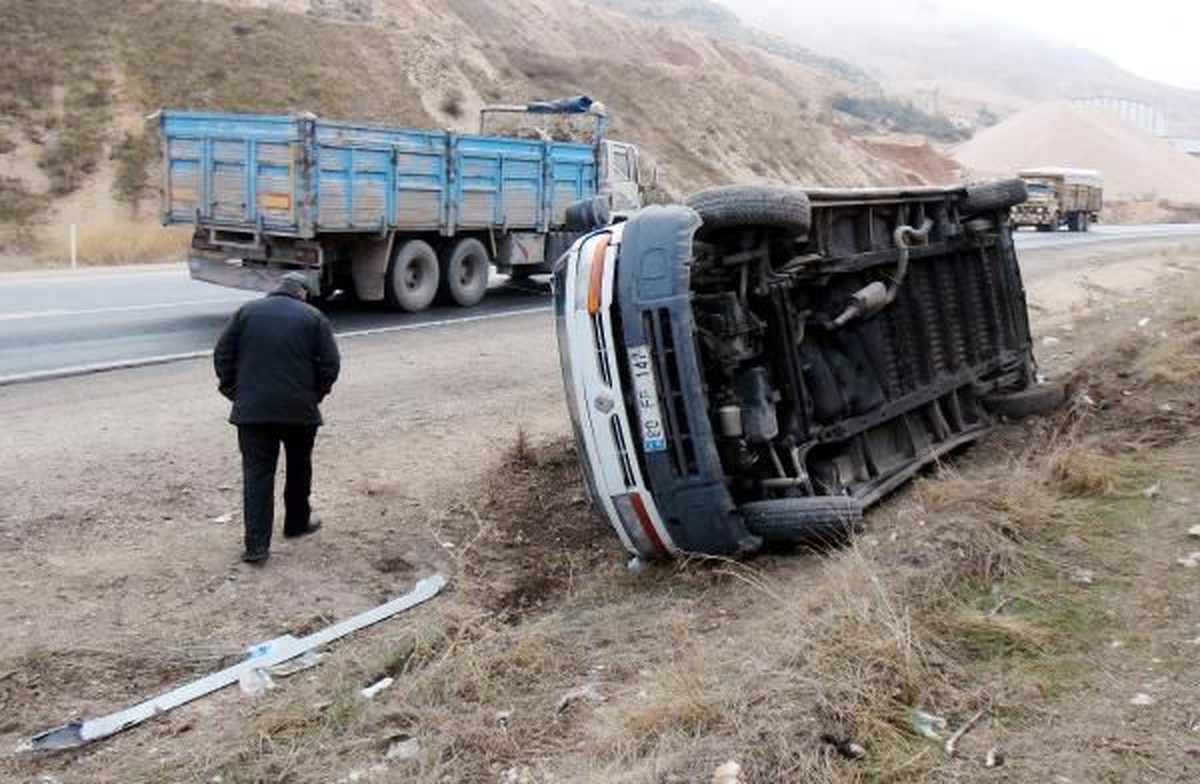 Simav\'da Minibüs Devrildi: 4 Yaralı