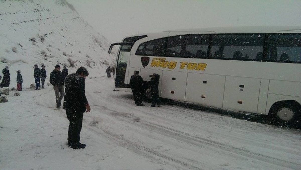 Yolcu Otobüsü Bariyerlere Çarparak Durabildi