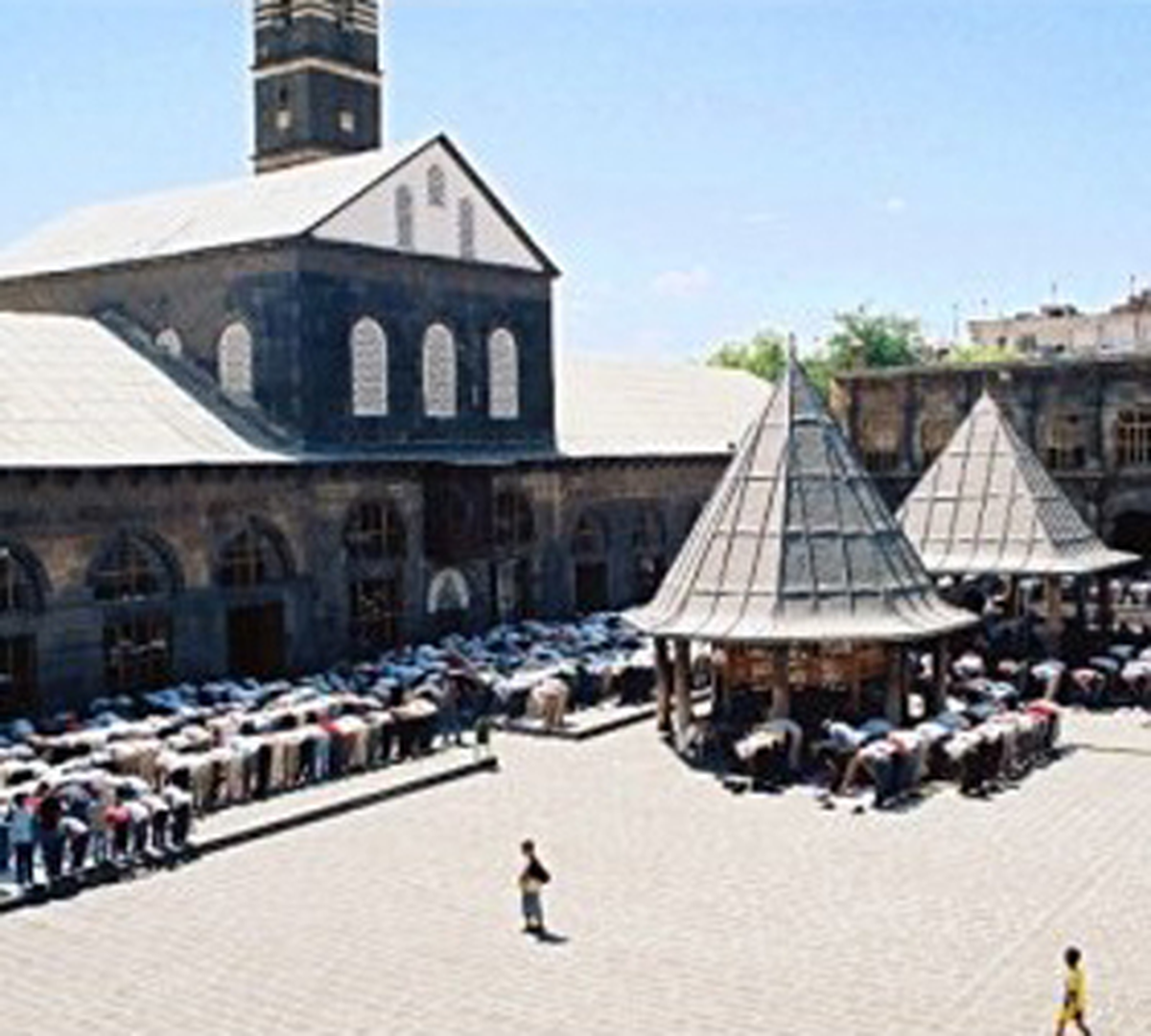 Zalim Esed, Bedir, Uhud ve Hendek\'in İntikamını Alıyor
